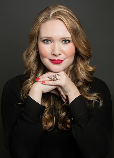 Photo of author Sarah Maas